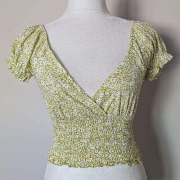 Billabong floral short bubble sleeve smocked spring air crop top - Picture 4 of 8